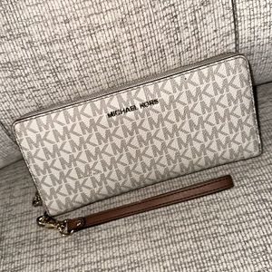 MICHAEL Michael Kors Large Logo Continental Wallet (Vanilla)